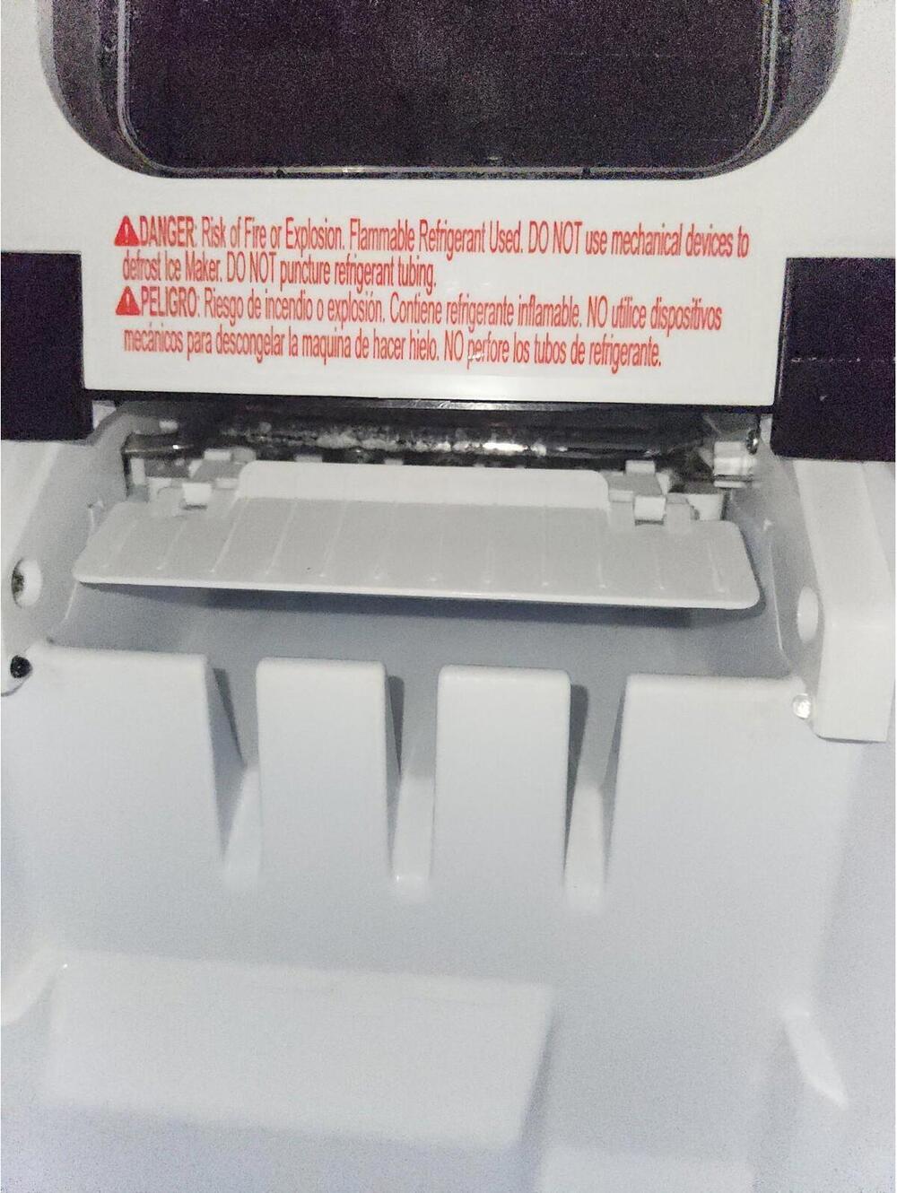 Magic Chef MCIM22B 17 lbs Countertop Ice Maker - Picture 5 of 11